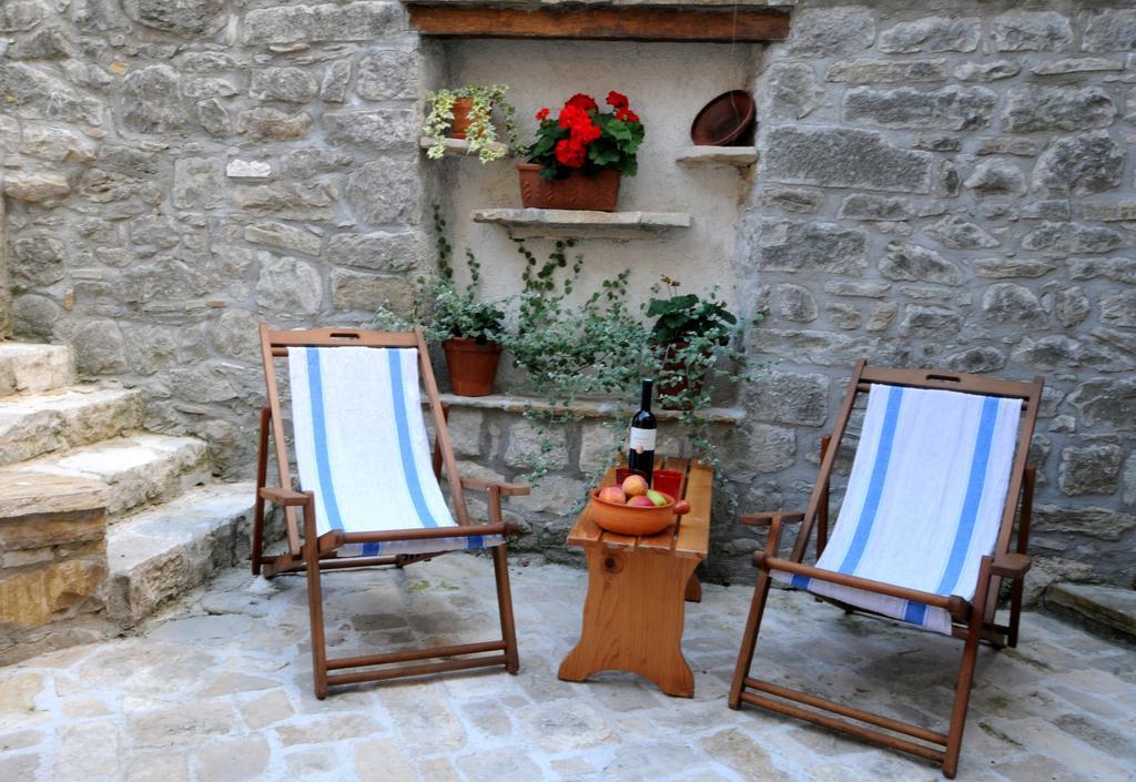 Holiday Homes Poli Svetega Antona Gračišće Ruang foto