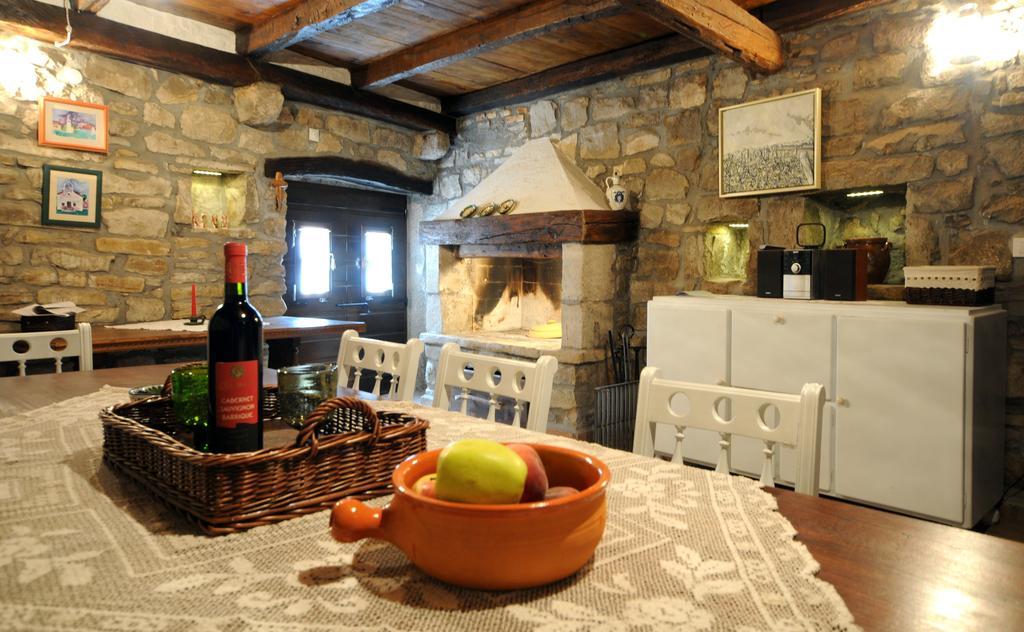 Holiday Homes Poli Svetega Antona Gračišće Ruang foto