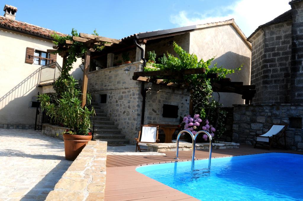Holiday Homes Poli Svetega Antona Gračišće Bagian luar foto
