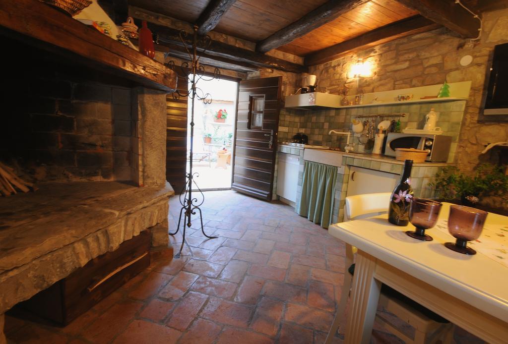 Holiday Homes Poli Svetega Antona Gračišće Ruang foto