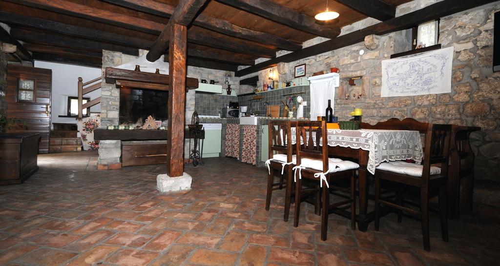 Holiday Homes Poli Svetega Antona Gračišće Bagian luar foto
