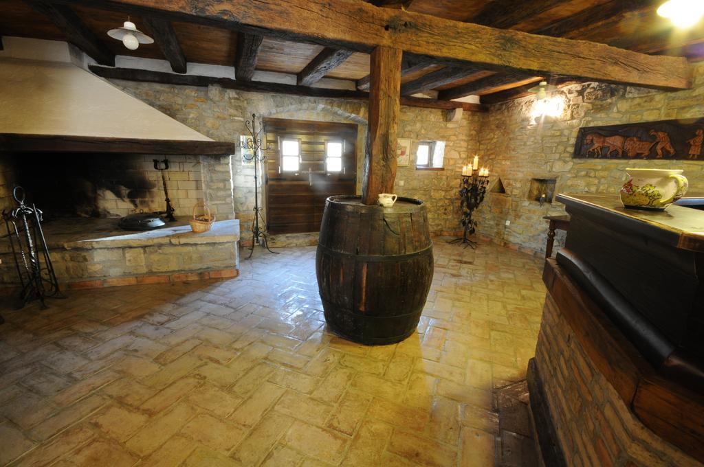Holiday Homes Poli Svetega Antona Gračišće Bagian luar foto