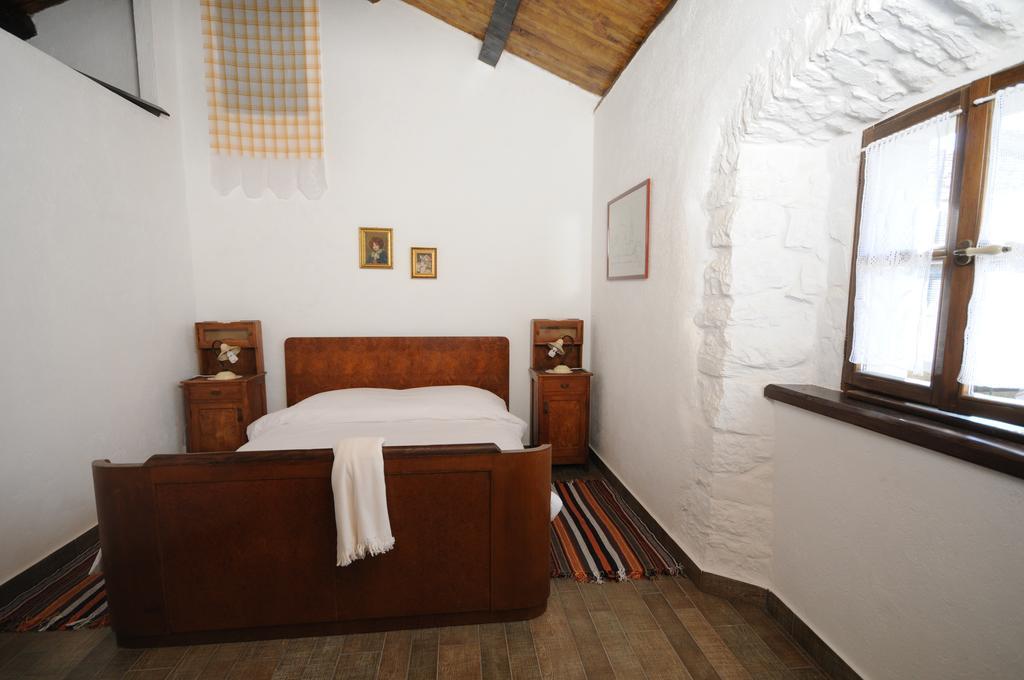 Holiday Homes Poli Svetega Antona Gračišće Ruang foto