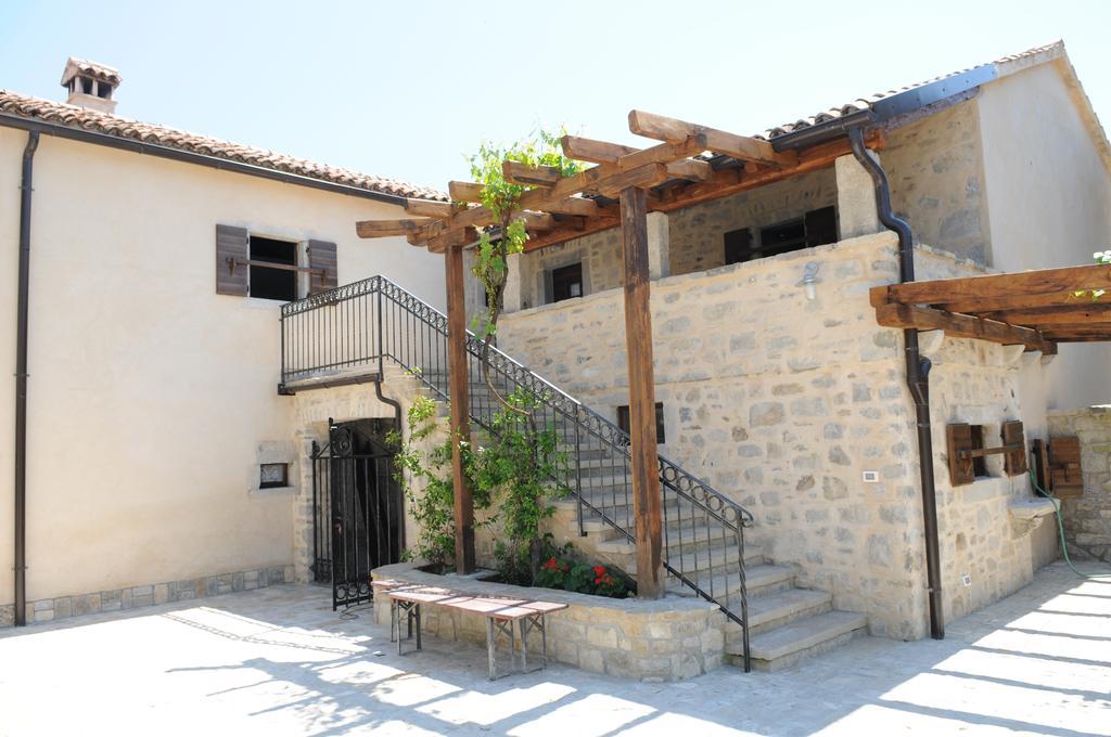 Holiday Homes Poli Svetega Antona Gračišće Ruang foto
