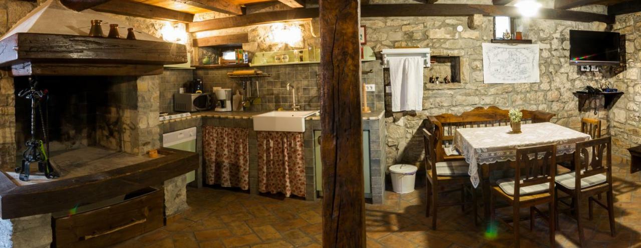Holiday Homes Poli Svetega Antona Gračišće Bagian luar foto